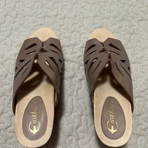 Earth brand.  Taupe/tan color. Size 8.5